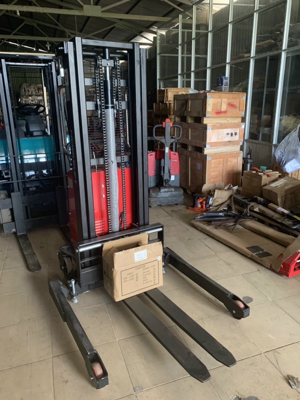 XE NÂNG BÁN TỰ ĐỘNG CHÂN RỘNG